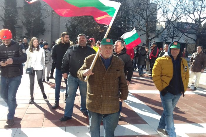 Благоевградчани се събраха на митинг в подкрепа на Румен Томов, Тутата развя националния флаг