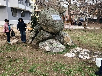 Дамите от ГЕРБ в Благоевград почистиха паметния знак на майор Орлински