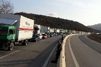 Натоварен трафик на ГКПП-Кулата, колоната от автомобили е 5 км Натоварен трафик на ГКПП-Кулата, колоната от автомобили е 5 км