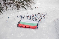 Огромно знаме развяха банскалии на Бъндеришка поляна Огромно знаме развяха банскалии на Бъндеришка поляна