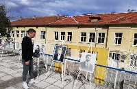 Петрички художник подреди картини на мегдана в Коларово Петрички художник подреди картини на мегдана в Коларово