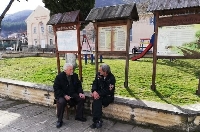 Петрички художник подреди картини на мегдана в Коларово