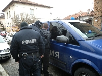 Арестуваха 17 души при спецакция в Разложко, иззеха цигари, алкохол и канабис