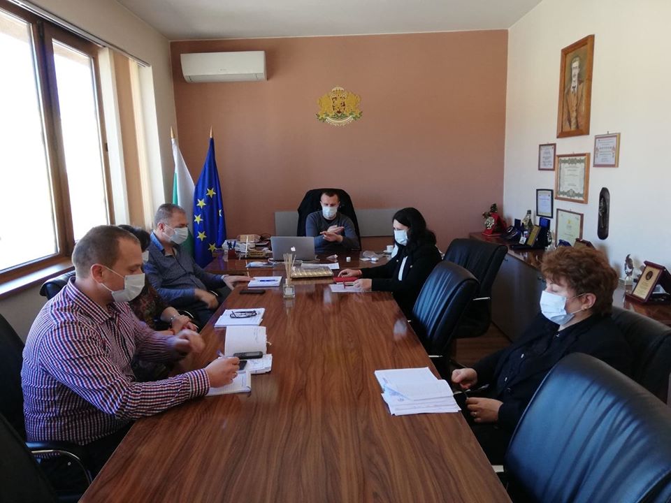 И в Белица с мерки срещу коронавируса, кметът сложи предпазна маска на лицето