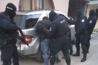 При спецакция в ромската махала арестуваха 28 души, откриха контрабанден тютюн и дрога