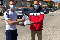 Депутатът Стефан Апостолов купи и раздаде лично 2000 маски на жителите на Симитли