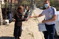 Депутатът Стефан Апостолов купи и раздаде лично 2000 маски на жителите на Симитли