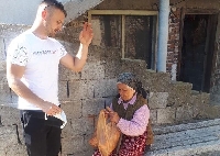 Депутат и съветници дариха козунаци и маски в Струмяни и Кресна Депутат и съветници дариха козунаци и маски в Струмяни и Кресна