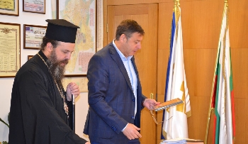 Митрополит Серафим възхитен от светлинната програма на Кръста в Благоевград