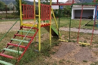 Младежи боядисаха детска площадка в Симитли, трафопост грейна с родното знаме