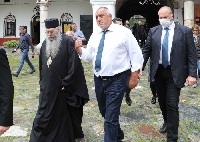 Бойко Борисов запали свещ в Рилския манастир
