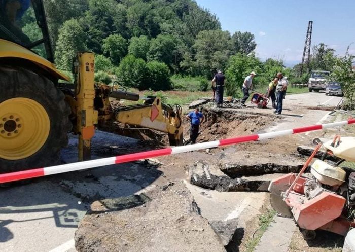Екипите на ВиК отстраниха голямата авария при алеята за парк Бачиново, в района вече има вода