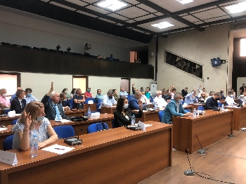 Управленският колапс зарази и Общинския съвет в Благоевград, битката за шефския стол провали сесията