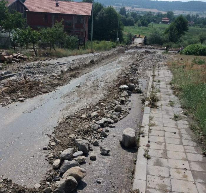Адска буря наводни къщи и разрови улици в Горно Краище
