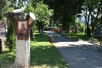 Икона на Христос закриля посетителите в градския парк на Симитли