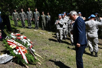 След 17 години: Сълзи, литургия и цветя за загиналите офицери в Бетоловото