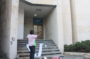 Протестът в Благоевград: Яйца полетяха към партийния офис на ГЕРБ