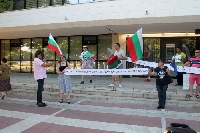 Протестът в Благоевград: Яйца полетяха към партийния офис на ГЕРБ