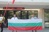 Протестът в Благоевград: Яйца полетяха към партийния офис на ГЕРБ