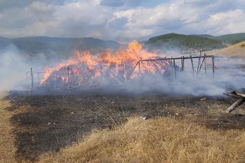 Жителите на Дебрен се обединиха и дариха 3200 лв. на две семейства, загубили поминък в голям пожар