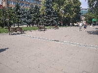 Недогледано решение на Община Благоевград! Майки искат пейки на сянка пред Съдебната палата