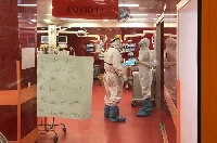 Здравният министър отиде на свиждане при болните от COVID-19 д-р Емил Вакльов и майка му, състоянието им остава тревожно