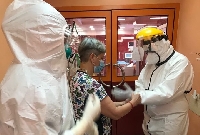 Здравният министър отиде на свиждане при болните от COVID-19 д-р Емил Вакльов и майка му, състоянието им остава тревожно