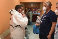Здравният министър отиде на свиждане при болните от COVID-19 д-р Емил Вакльов и майка му, състоянието им остава тревожно