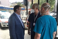 Здравният министър отиде на свиждане при болните от COVID-19 д-р Емил Вакльов и майка му, състоянието им остава тревожно