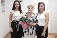 Плакет, цветя и торта за най-обичаната директорка на детска градина в Струмяни