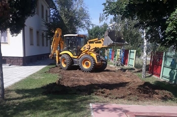 Строят модерна площадка за игри в забавачката на евроселото Черниче