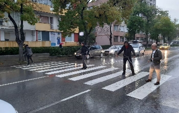 Протестиращи се оковаха във вериги и блокираха улицата пред полицията в Благоевград