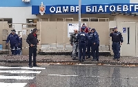 Протестиращи се оковаха във вериги и блокираха улицата пред полицията в Благоевград
