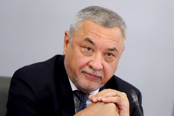 Валери Симеонов призова за затваряне на училищата и триседмична карантина, за да не рухне здравеопазването