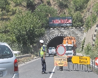 Ремонтът на тунела при Железница блокира трафика по Е-79, шофьори сипят ругатни
