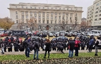 Протест в София срещу новите мерки, бомбички, димки и сблъсъци с полицията