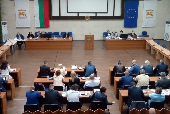 Чакащите за PCR направления пред РЗИ да са на топло в зала  Яворов” поиска съветникът Павлин Янкулски