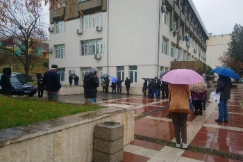 Утре отварят фоайето на зала Яворов, болните ще се редят на топло за PCR направления