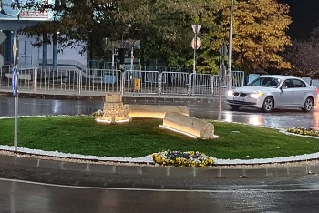 Две нови кръгови кръстовища с любопитна визия и ефектно осветление направиха в Петрич