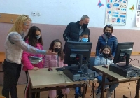Бивша ученичка в Крупник осигури 12 компютъра за нуждаещи се деца
