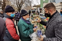 Андрей Новаков и младежи от ГЕРБ раздадоха предпазни маски с посланието  Това не е маска. Това е грижа”