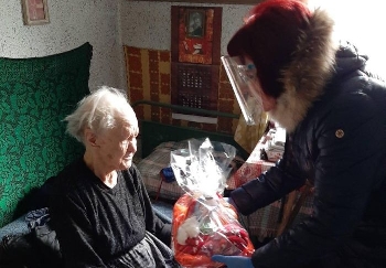 Кметът на Крупник отново зарадва самотни хора с подаръци за Коледа