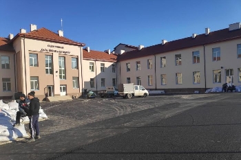 Ударно ремонтират и двора на училището в Белица заради топлия декември