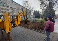 Багер до паметника на Левски стресна благоевградчани