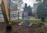 Багер до паметника на Левски стресна благоевградчани