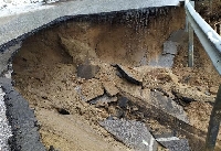 Огромно свлачище разсече и блокира пътя за якорудските села Смолево и Бел камен Огромно свлачище разсече и блокира пътя за якорудските села Смолево и Бел камен