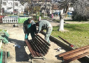 Монтираха нови пейки в парка на Катунци, няма обаче кой да чисти зеления кът
