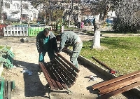 Монтираха нови пейки в парка на Катунци, няма обаче кой да чисти зеления кът