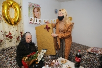 Дариха баба Венета от Марикостиново с торта и нов телевизор за 100-годишен юбилей