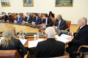 Румен Томов и Бойко Борисов рамо до рамо, правителството пак щедро към Благоевград – даде 1 млн. лева за читалището